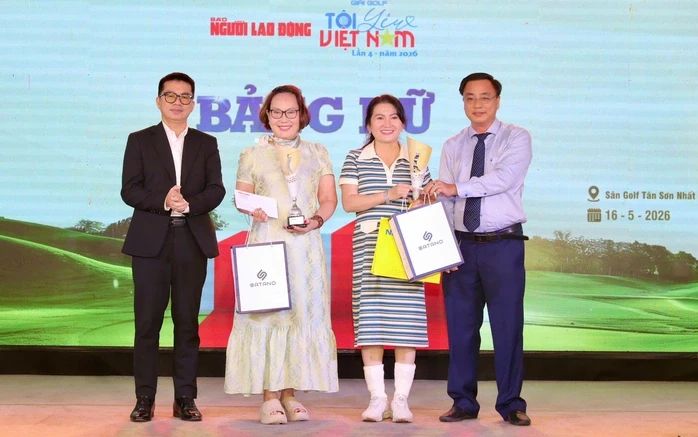 Các golfer Huỳnh Thị Tám (trái) và Nguyễn Lệ Nguyên chiến thắng bảng nữ