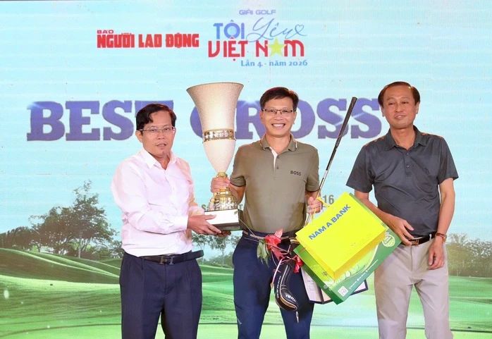 Với thành tích 79 gậy, golfer Phan Văn Dũng đoạt giải Best Gross cùng phần thưởng trị giá gần 100 triệu đồng