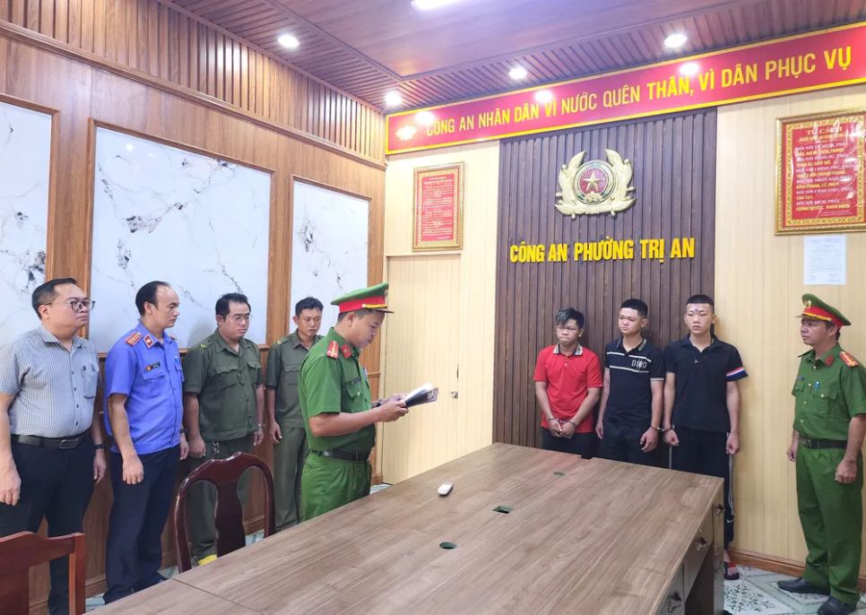 Cơ quan chức năng tống đạt quyết định khởi tố vụ án, khởi tố bị can với nhóm đối tượng dùng 