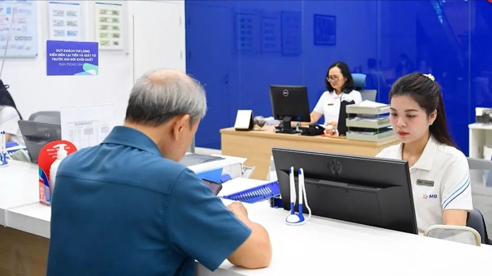 Khách hàng giao dịch tại một ngân hàng ở Hà Nội. Ảnh: ĐÌNH BẢO