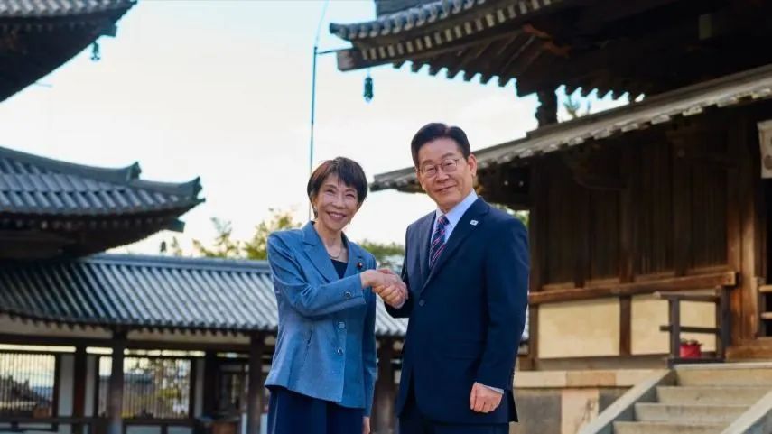 Thủ tướng Nhật Bản Sanae Takaichi và Tổng thống Hàn Quốc Lee Jae Myung trong chuyến thăm tỉnh Nara, Nhật Bản. Ảnh: News1