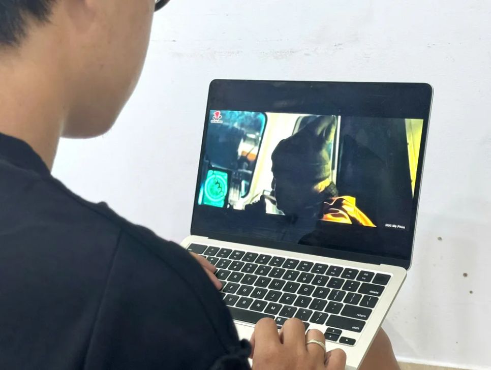 Khán giả xem phim trên một trang web cung cấp nội dung giải trí số có bản quyền hợp pháp