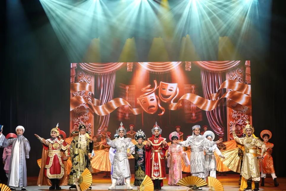 Các nghệ sĩ cải lương Nhà hát Cải lương Trần Hữu Trang biểu diễn tiết mục nhạc cảnh 