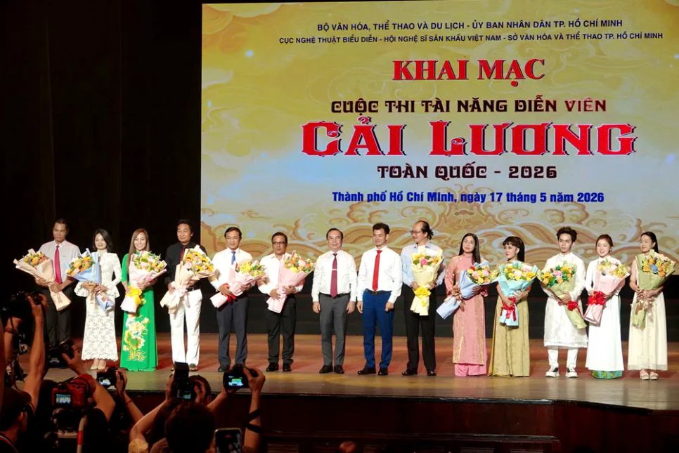 NSND Nguyễn Xuân Bắc và Giám đốc Sở VH-TT TPHCM Trần Thế Thuận tặng hoa cho 12 đơn vị nghệ thuật tham gia cuộc thi. Ảnh: THÚY BÌNH