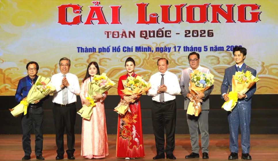 Thứ trưởng Bộ VH-TT-DL Tạ Quang Đông và Phó Bí thư Thành ủy, Chủ tịch Ủy ban MTTQ Việt Nam TPHCM Nguyễn Phước Lộc tặng hoa cho Ban giám khảo 