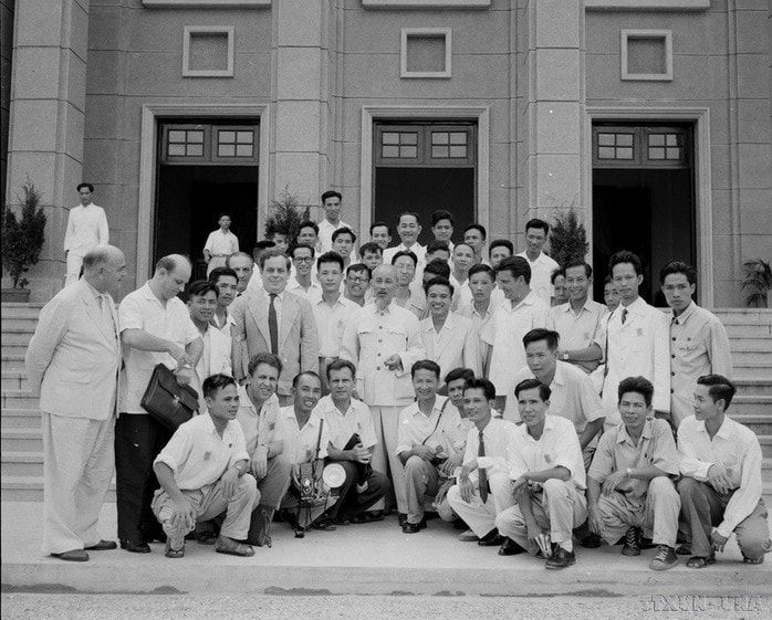 <span>Sinh thời, Chủ tịch Hồ Chí Minh rất quan tâm đến công việc viết báo và hoạt động báo chí. Trong ảnh: Chủ tịch Hồ Chí Minh với các nhà báo, năm 1960. Ảnh: TTXVN</span>