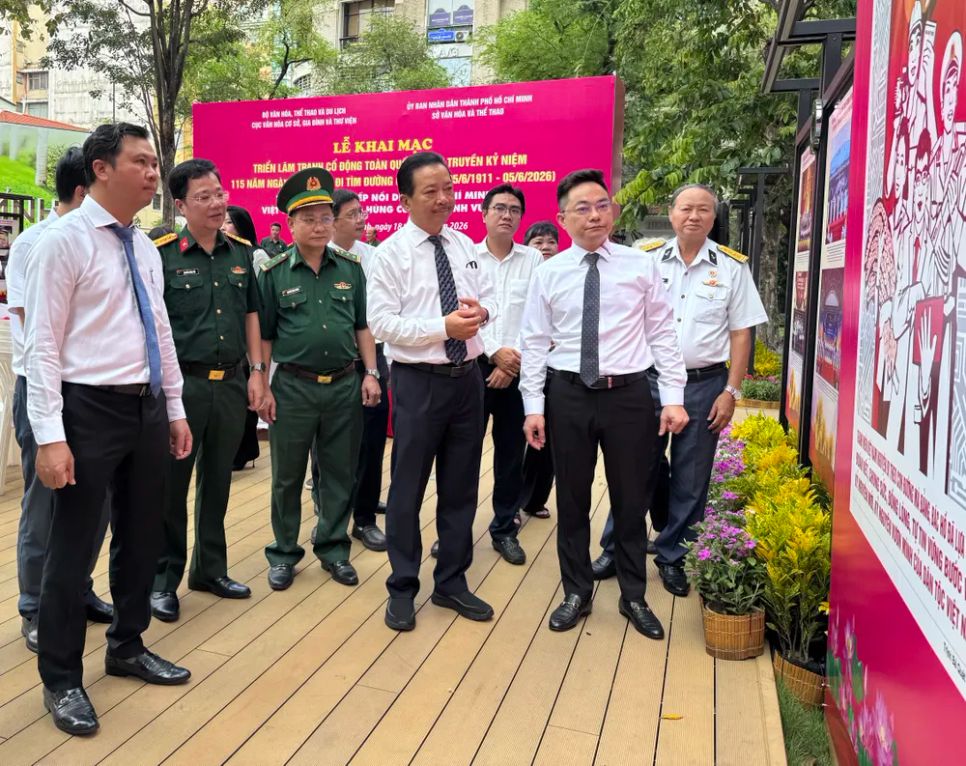 Đại biểu, khách mời tham quan triển lãm