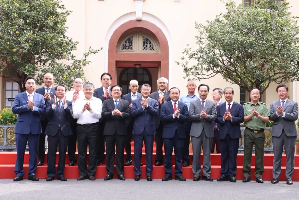 Thủ tướng Lê Minh Hưng cùng các đại biểu chụp ảnh lưu niệm tại buổi lễ. Ảnh: QUANG PHÚC