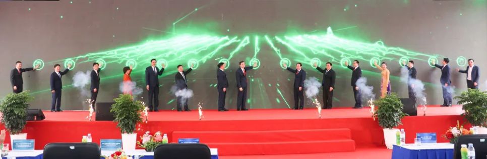 Các đại biểu, nhà đầu tư ấn nút công bố và khởi công hạ tầng kỹ thuật dự án Nhà máy Nhiệt điện LNG Quỳnh Lập