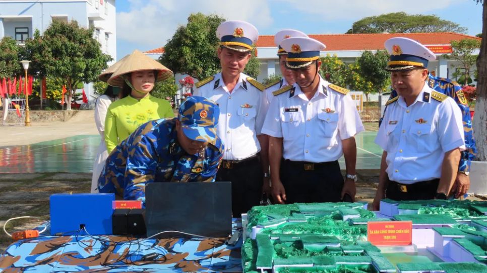 Thủ trưởng các cấp tham quan mô hình sáng kiến cải tiến kỹ thuật, ứng dụng công nghệ vào mô phỏng tác chiến tại đơn vị