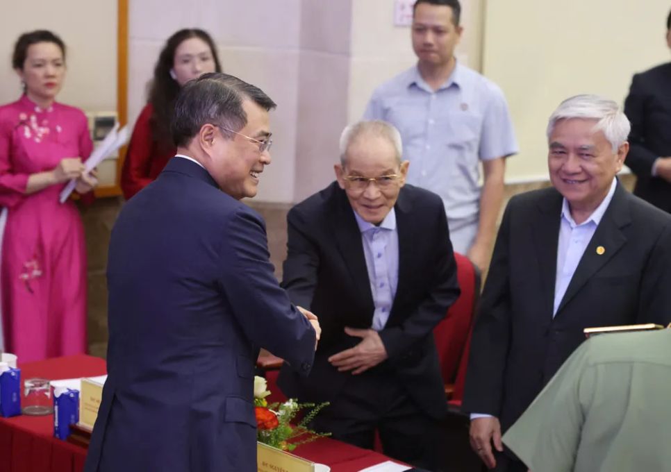 Thủ tướng Lê Minh Hưng và các đại biểu nguyên lãnh đạo Bộ KH-CN, Bộ TT-TT (trước đây) tại buổi lễ. Ảnh: QUANG PHÚC