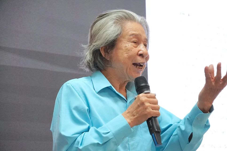 GS.TS Hồ Bá Thâm trình bày tham luận về Xu hướng thế giới và định hướng nghiên cứu 