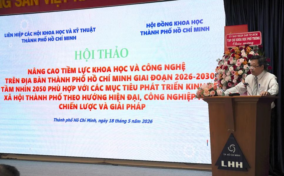 GS.TS Nguyễn Văn Phước, Chủ tịch Liên Hiệp các hội Khoa học và kỹ thuật TPHCM phát biểu đề dẫn tại hội thảo. ẢNH QUANG HUY