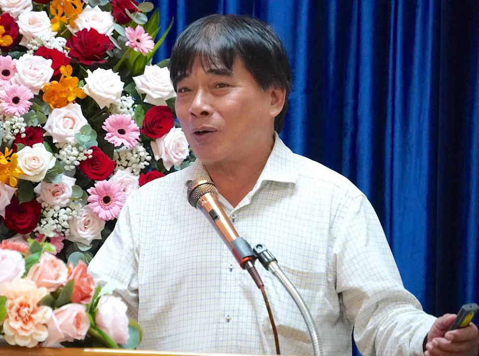 PGS.TS Đỗ Văn Dũng trình bày tham luận về Tái cấu trúc và phát triển hệ sinh thái công nghiệp ô tô TPHCM trong bối cảnh chuyển đổi xanh và số hoá. ẢNH QUANG HUY
