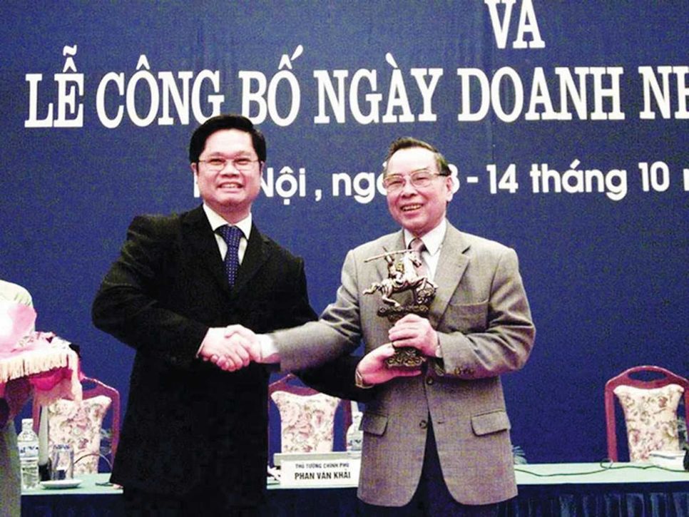 Thủ tướng Phan Văn Khải (phải) trong ngày Doanh nhân Việt Nam đầu tiên, 13/10/2004