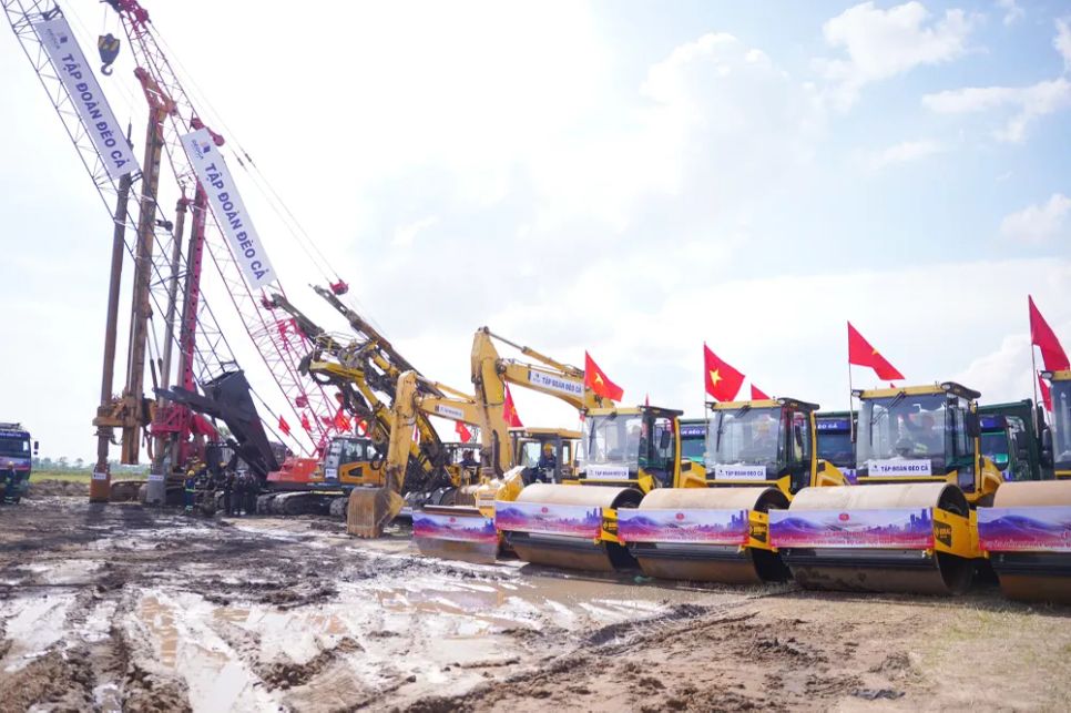 Các phương tiện, máy móc của nhà thầu tại lễ khởi công dự án