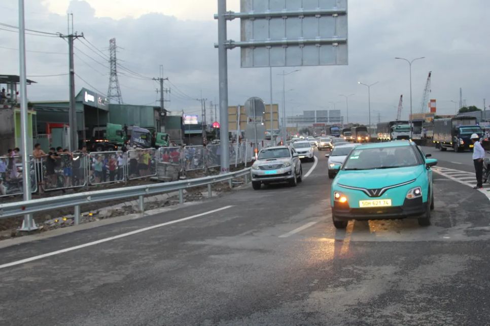 Các phương tiện di chuyển vào đoạn tuyến thuộc dự án thành phần 1, đường cao tốc Biên Hòa - Vũng Tàu