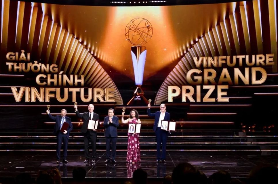 Chủ tịch Quốc hội Trần Thanh Mẫn trao Giải thưởng Chính VinFuture 2025 cho các nhà khoa học đã khám phá và phát triển vaccine HPV, ngày 5-12-2025, tại Hà Nội. Ảnh: VFT