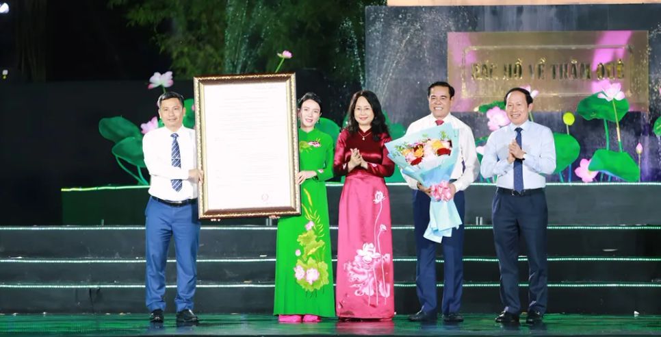 Đồng chí Lê Tiến Châu, Ủy viên Trung ương Đảng, Phó Thủ tướng Chính phủ và lãnh đạo Bộ VH-TT-DL trao quyết định công nhận Khu Du lịch quốc gia Kim Liên cho lãnh đạo UBND tỉnh Nghệ An, Sở VH-TT-DL, xã Kim Liên