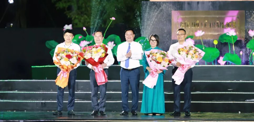 <p> Lãnh đạo tỉnh Nghệ An tặng hoa cho các đơn vị tham gia tổ chức Lễ hội Làng Sen năm 2026 </p>