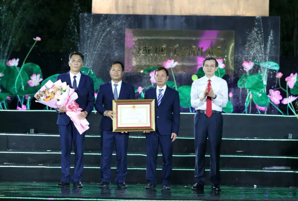Thay mặt lãnh đạo Đảng, Nhà nước, đồng chí Đoàn Minh Huấn, Ủy viên Bộ Chính trị, Giám đốc Học viện Chính trị Quốc gia Hồ Chí Minh trao Huân chương Lao động hạng Nhất cho Khu Di tích Kim Liên