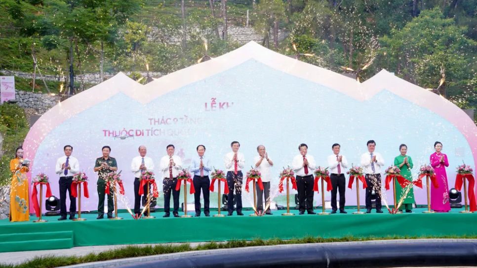 Các đại biểu thực hiện nghi thức cắt băng khánh thành công trình Thác 9 tầng