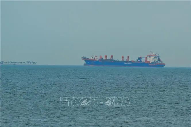 Tàu thương mại neo ngoài khơi Các tiểu vương quốc Arab thống nhất (UAE) trên eo biển Hormuz, ngày 2/3/2026. Ảnh: Anadolu Agency/TTXVN