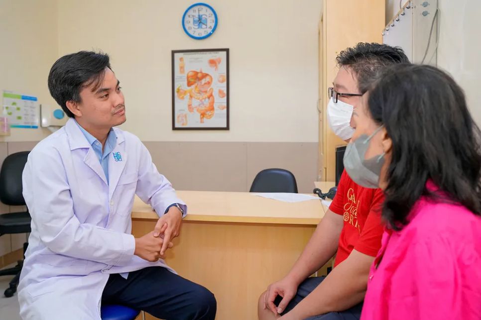 Bác sĩ Bệnh viện Đại học Y Dược TPHCM thăm khám cho người bệnh bị dị ứng