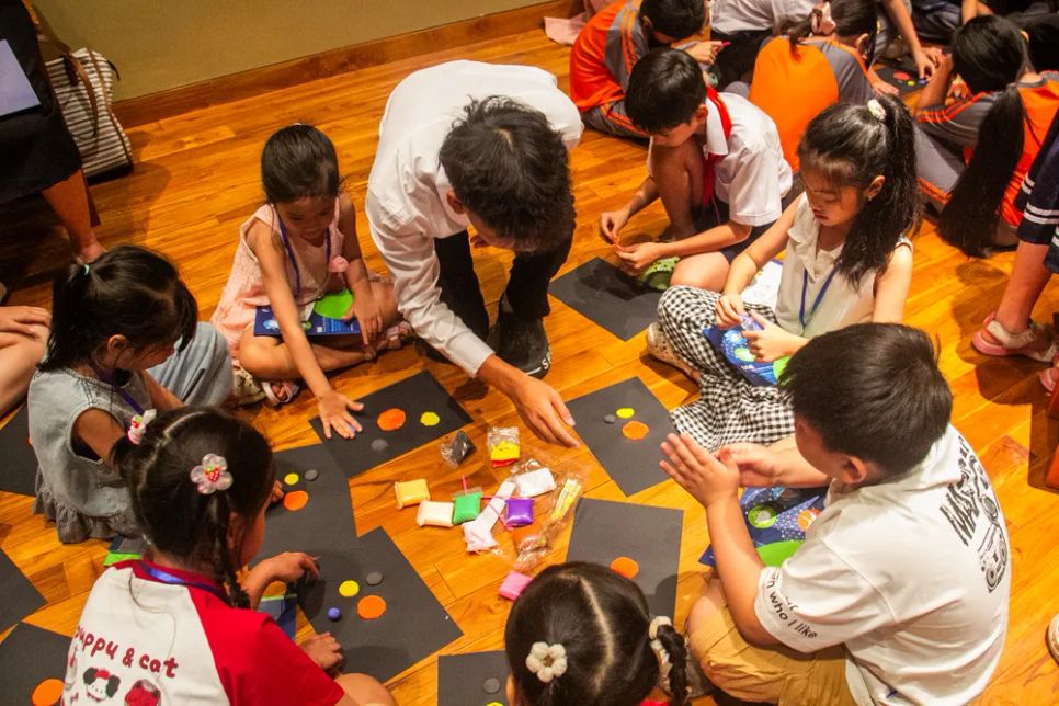 Tình nguyện viên hướng dẫn các em tham gia trải nghiệm. Ảnh: XUÂN QUỲNH