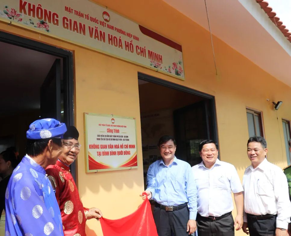 Đại biểu thực hiện nghi thức khánh thành Không gian văn hóa Hồ Chí Minh