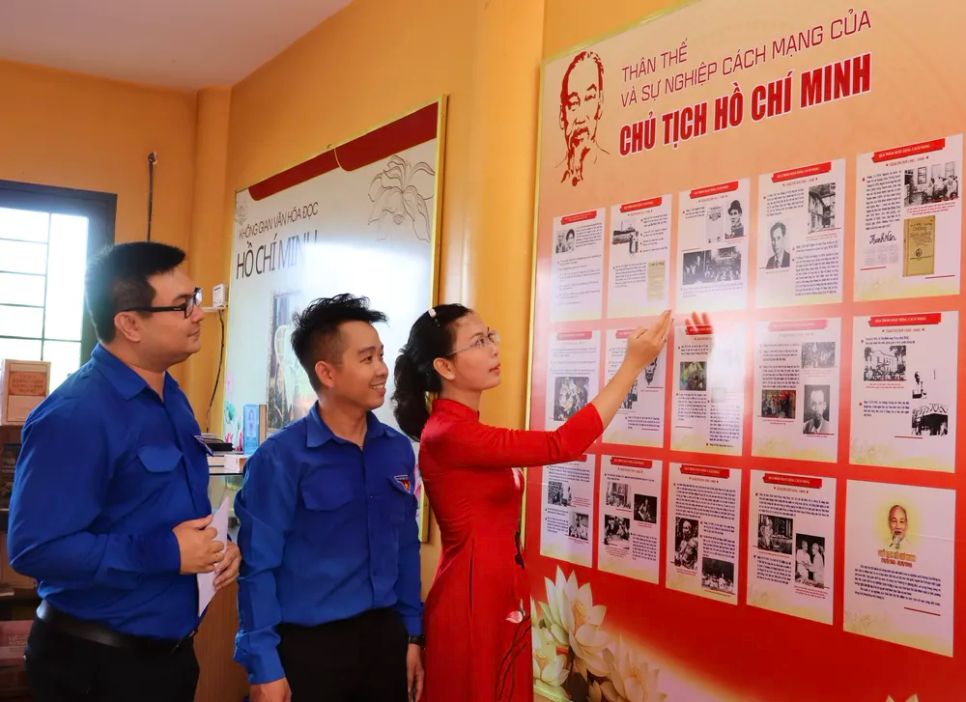 Đoàn viên, thanh niên tham quan Không gian văn hóa Hồ Chí Minh