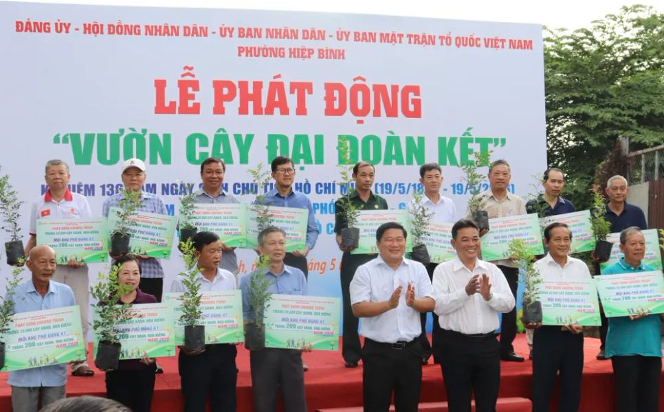 Trao bảng biểu trưng phát động phong trào và trao tặng cây xanh đến khu phố
