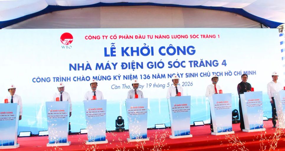 Các đại biểu thực hiện nghi thức khởi công nhà máy điện gió Sóc Trăng 4