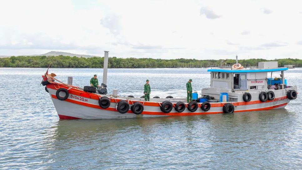 Dẫn giải tàu về cảng Hải đoàn Biên phòng 18 để tiến hành điều tra, xác minh