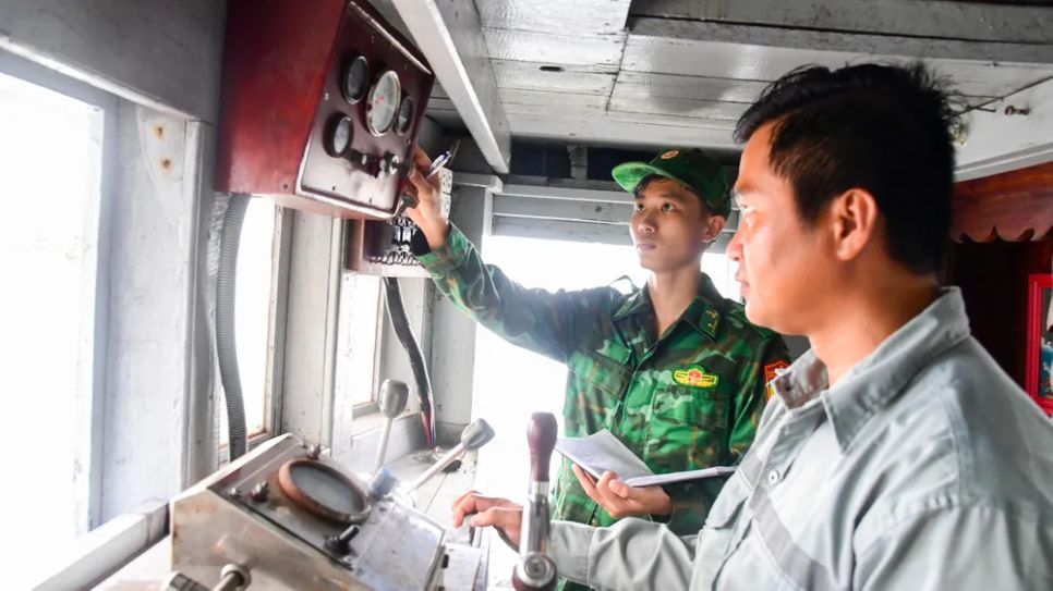 Lực lượng chức năng kiểm tra phương tiện, giấy tờ hợp pháp