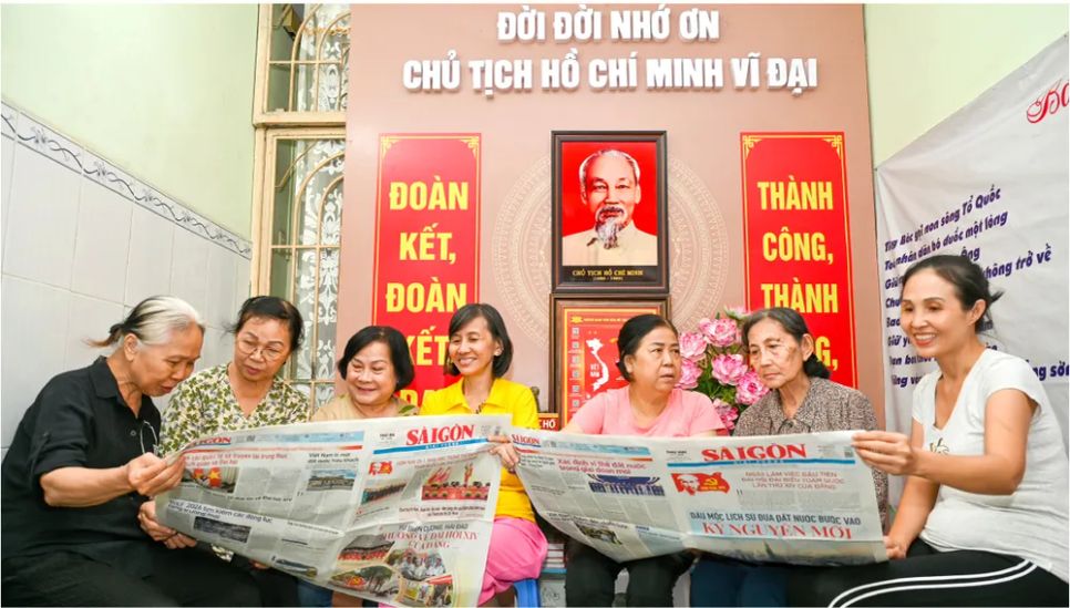 Cán bộ, đảng viên và người dân khu phố 27, phường Bến Thành đọc Báo SGGP tại Không gian Văn hóa Hồ Chí Minh của khu phố