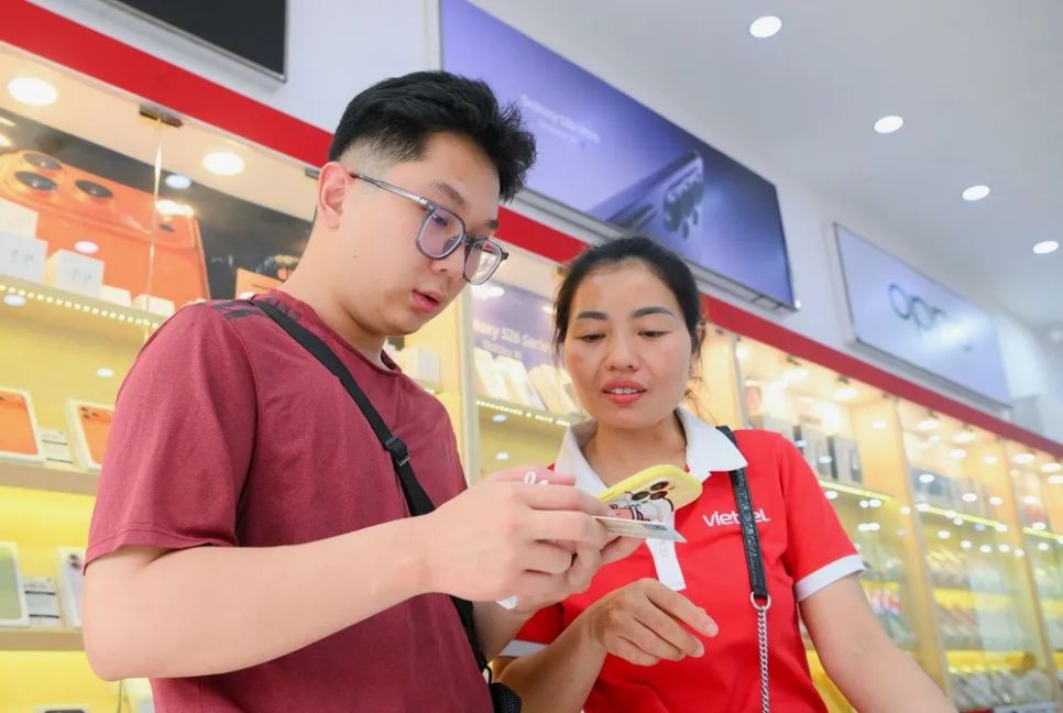 Đại diện Viettel Telecom cho biết, chương trình tặng tới 50.000 đồng không áp dụng cho khách hàng xác thực qua MyViettel với mã kênh bán giới thiệu. Ảnh: CT Đại diện Viettel Telecom cho biết, chương trình tặng tới 50.000 đồng không áp dụng cho khách hàng xác thực qua MyViettel với mã kênh bán giới thiệu. Ảnh: CT