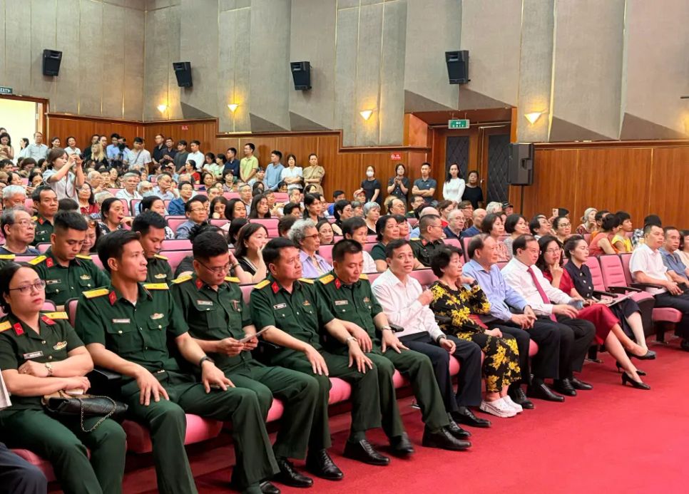 Đông đảo khách mời và khán giả tham dự khai mạc chương trình chiếu phim chuyên đề “Trường Sơn - Những năm tháng không quên”. Ảnh: ĐINH HẰNG