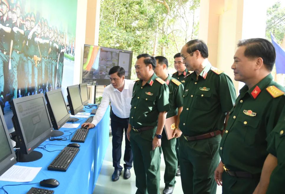 Đại biểu tham quan mô hình, học cụ, giáo án tại nhà trường