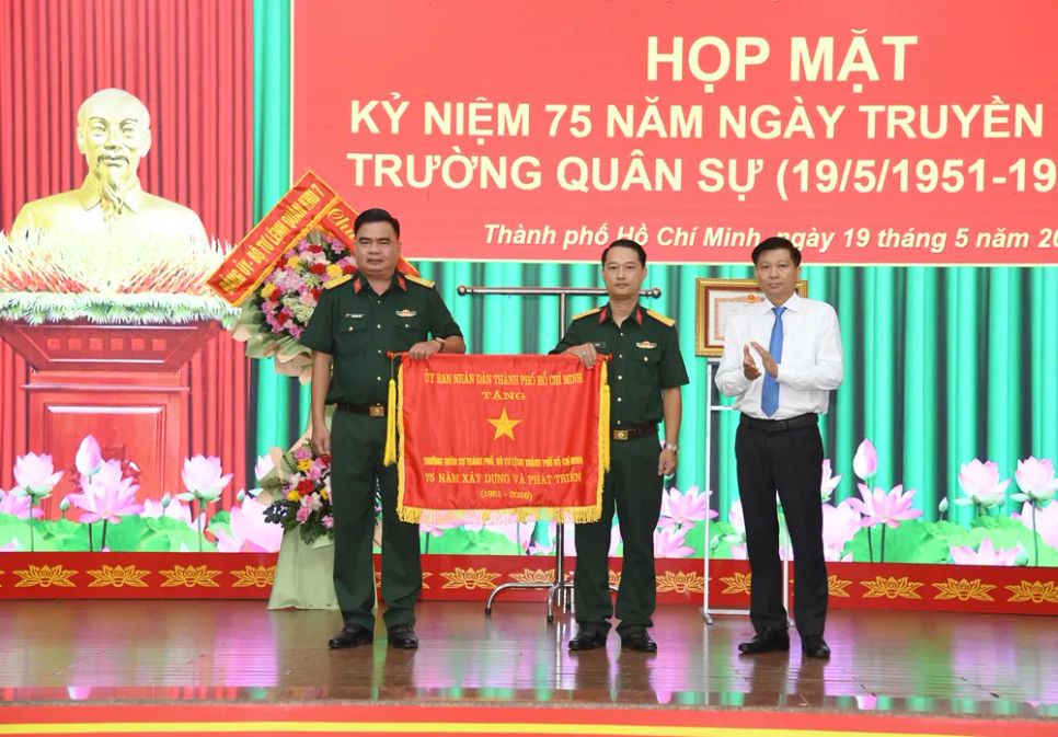 Đồng chí Trần Văn Tuấn trao tặng Cờ truyền thống của UBND TPHCM cho nhà trường vì có nhiều thành tích xuất sắc trong công tác giáo dục - đào tạo và xây dựng lực lượng