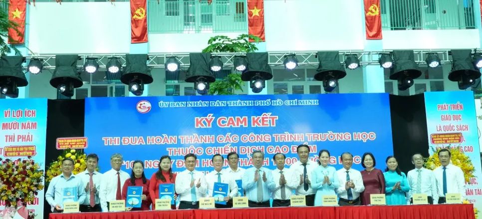 Nghi thức ký cam kết thi đua hoàn thành các công trình trường học thuộc chiến dịch cao điểm Nghi thức ký cam kết thi đua hoàn thành các công trình trường học thuộc chiến dịch cao điểm