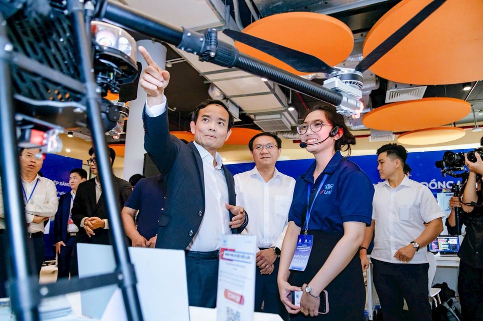 Ông Trần Lưu Quang - Ủy viên Bộ Chính trị, Bí thư Thành ủy TP.HCM; ông Lâm Đình Thắng - Giám đốc Sở Khoa học và Công nghệ TP.HCM tham quan triển lãm sản phẩm công nghệ