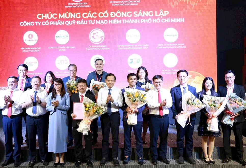 Ông Trần Lưu Quang - Ủy viên Bộ Chính trị, Bí thư Thành ủy TP.HCM (thứ 5 từ trái qua) cùng đại diện lãnh đạo UBND TP.HCM, Ban Tuyên giáo & Dân vận Thành ủy, ĐHQG TP.HCM tặng hoa chúc mừng các cổ đông sáng lập Quỹ đầu tư mạo hiểm TP.HCM