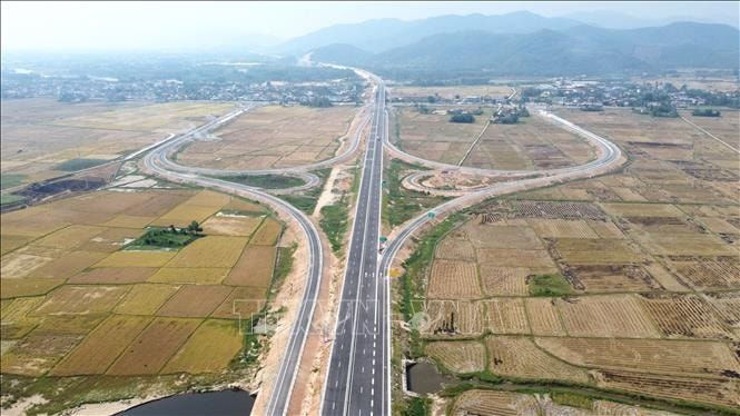 Một nút giao thuộc tuyến đường bộ cao tốc Bắc - Nam phía Đông tỉnh Đắk Lắk. Ảnh: TTXVN