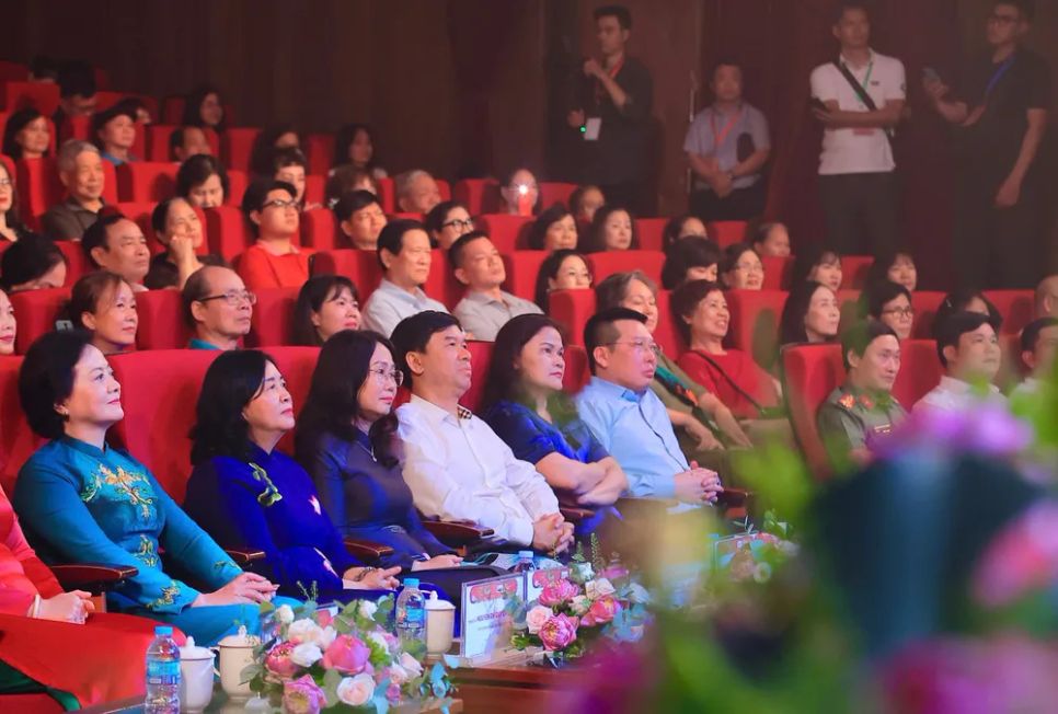 Các đại biểu tham dự chương trình nghệ thuật đặc biệt<i> Sáng mãi tên Người</i>. Ảnh: HUẤN TRẦN