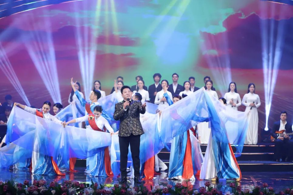 Chương trình <i>Sáng mãi tên Người</i> là hành trình nghệ thuật đầy cảm xúc. Ảnh: HUẤN TRẦN