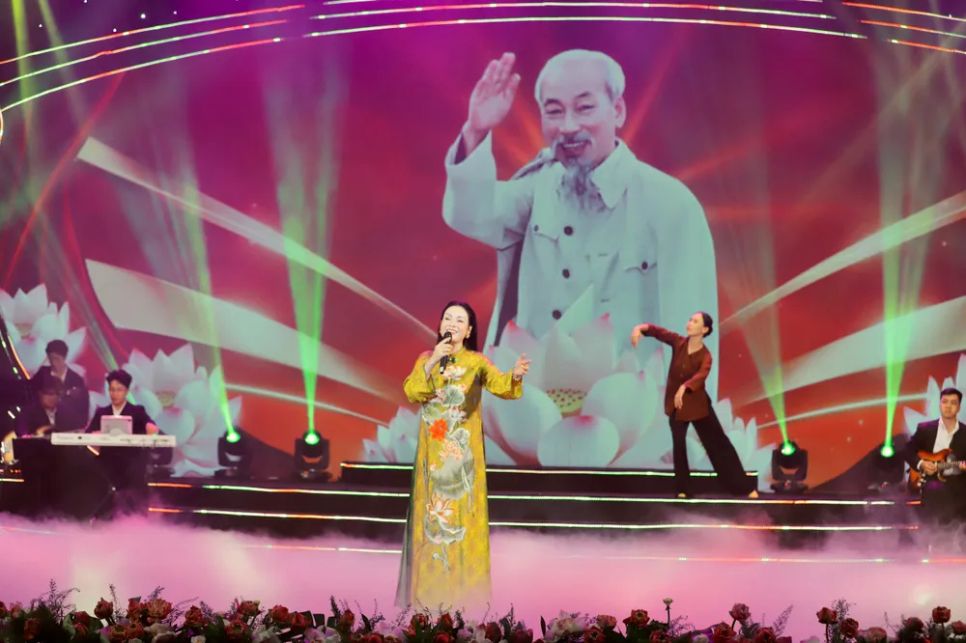 Sáng mãi tên Người - chương trình nghệ thuật chính luận kỷ niệm 136 năm Ngày sinh Chủ tịch Hồ Chí Minh. Ảnh: HUẤN TRẦN
