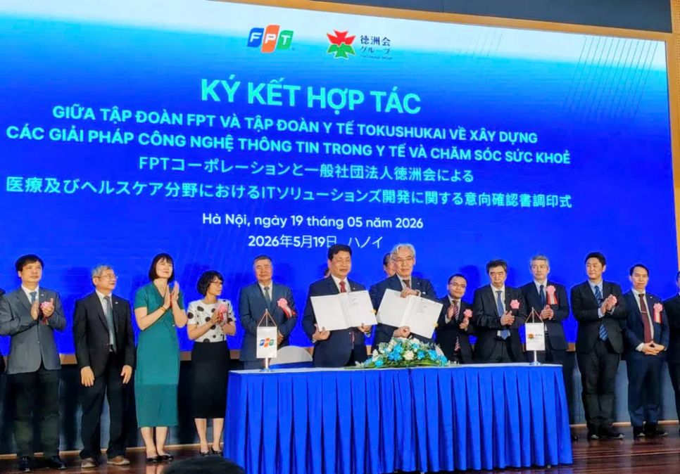 Ông Trương Gia Bình, Chủ tịch HĐQT Tập đoàn FPT và ông Higashiue Shinichi, Chủ tịch Tập đoàn Y tế Tokushukai ký kết thỏa thuận hợp tác. Ảnh: MINH KHANG