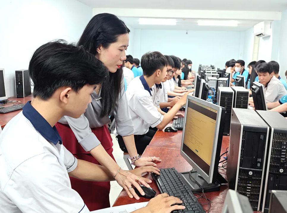Cán bộ tuyển sinh hướng dẫn học sinh lớp 12 của Trung tâm Giáo dục phổ thông (Trường ĐH Công thương TPHCM) khai hồ sơ đăng ký dự thi tốt nghiệp THPT 2026