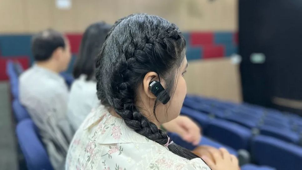 Khán giả đeo tai nghe thưởng thức vở diễn. ẢNH: LÂN TRẦN